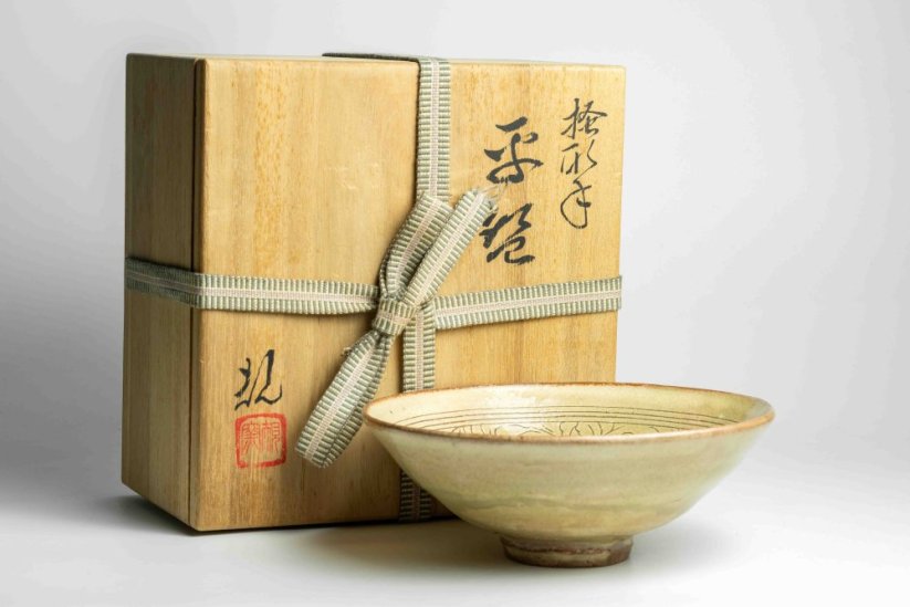 Vintage Flower Carved Flat Chawan