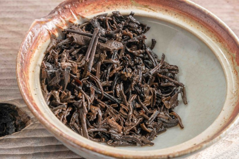 Wuzhou Liu Bao 7053 Black Box 200g - 2012/2018 - Váha: 50g