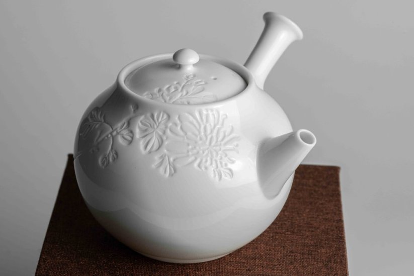 Izushi-yaki Porcelain Peony Kyusu - 250ml