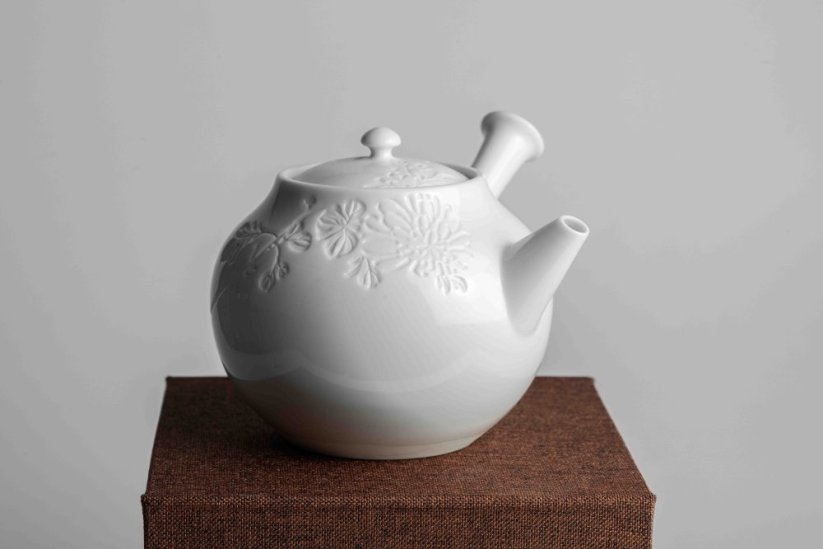 Izushi-yaki Porcelain Peony Kyusu - 250ml